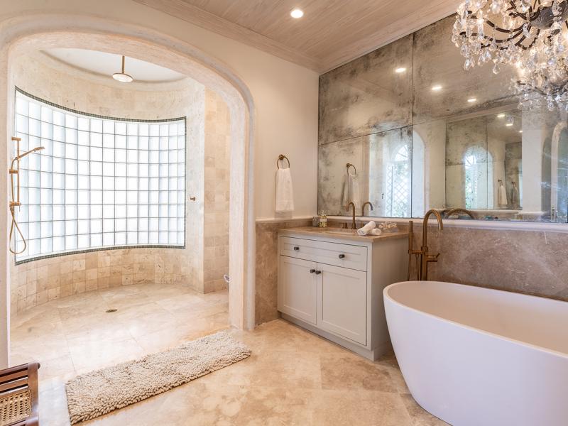 Old Trees Sea Breeze 204  , Beachfront villas Barbados , Old Trees , Paynes Bay , St James , West Coast Barbados  